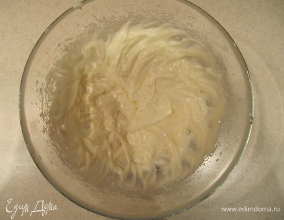 Приготовим глазурь.
С помощью миксера взбить сливочный сыр с сахарной пудрой и ромом. По консистенции масса должна напоминать негустую сметану. Если глазурь получится слишком густой, добавьте сливки и снова взбейте.