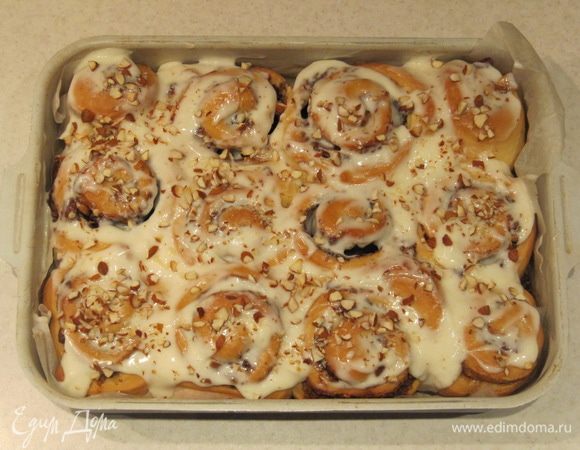 Покрываем горячие булочки глазурью. Сверху по желанию можно посыпать булочки кусочками обжаренного миндаля.