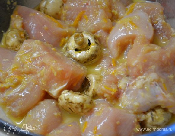 Куриные грудки вымыть и обсушить бумажным полотенцем. Нарезать кубиками.
Для маринада: чеснок пропустить через пресс, у апельсина натереть цедру и выжать сок, имбирь (примерно 2 см) натереть на мелкой терке. К этой смеси добавить соевый соус, мед и подсолнечное масло. Все хорошо перемешать и залить этим маринадом кусочки курицы.
Шампиньоны помыть, дать стечь воде. Добавить к мясу и мариновать все вместе минимум 1 час.