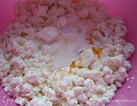 В творог добавить сахар, ванилин, яйца, белки и молоко.