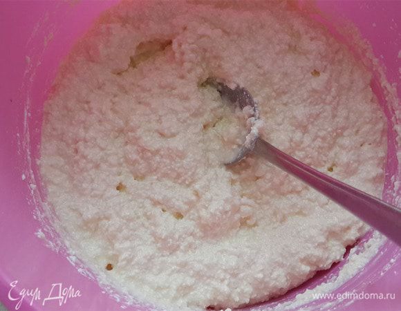 Манку смешать со сметаной и дать набухнуть минут 10-15.