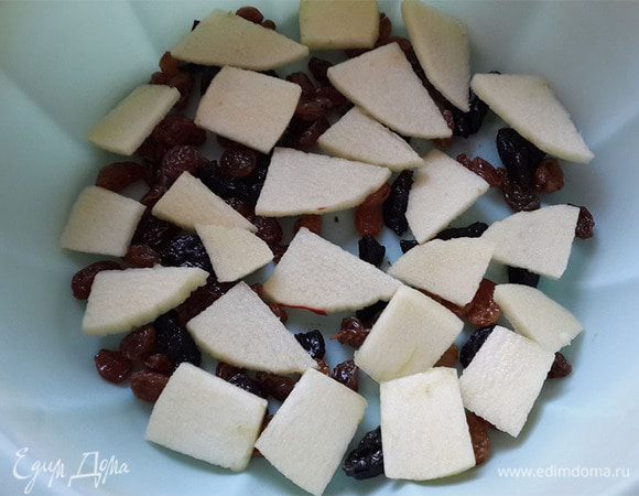 На дно формы уложить промытый изюм и порезанный на кусочки чернослив. Затем половину одного яблока.