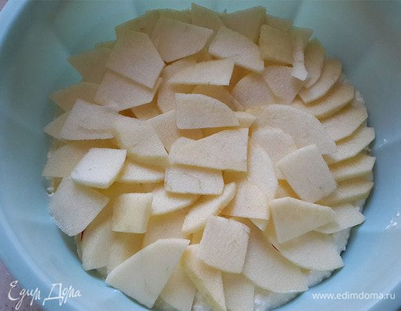 Сверху выложить оставшиеся яблоки. Их порезать тонкими дольками.