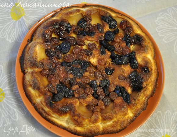 Выложить оставшееся тесто и выпекать около 1 часа при 180°C. Перевернуть на блюдо. Запеканка не очень сладкая, можно подавать, полив медом.