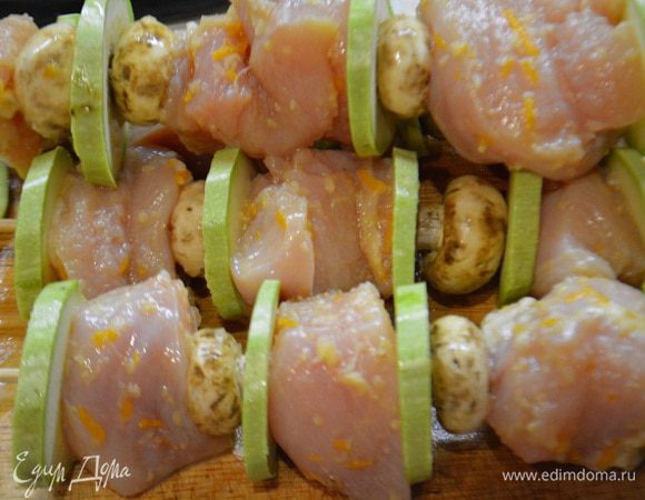 Кабачки помыть и порезать кольцами. На деревянные шпажки нанизать поочередно кабачки, мясо и шампиньоны.