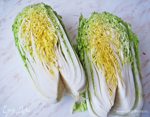 Пекинскую капусту разрезать на четвертинки вдоль, удалить "кочерыжки" и особенно твердые части листьев.