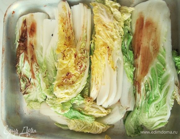 Форму, в которой будете запекать блюдо, смазать маслом.
Капусту обжарить на сковороде на сильном огне до зарумянивания, по 2-3 минуты на каждую сторону.
