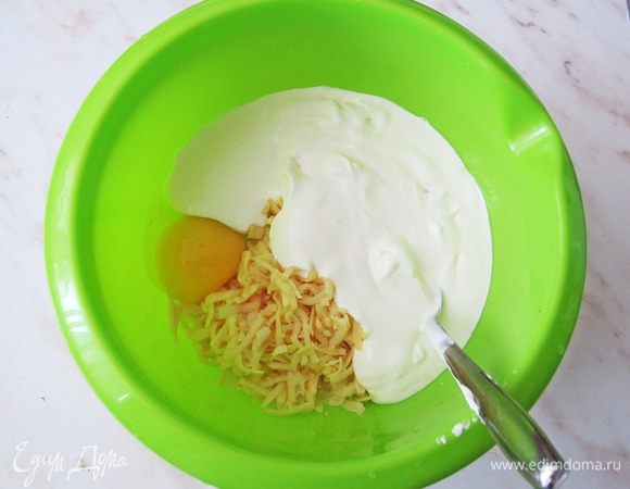 Готовим соус для запекания. Смешиваем сметану, яйцо и сыр. Заправляем молотым душистым перцем.