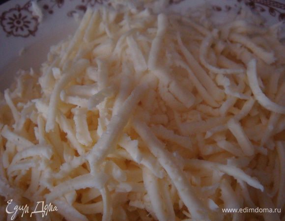 Сыр натереть на терке.