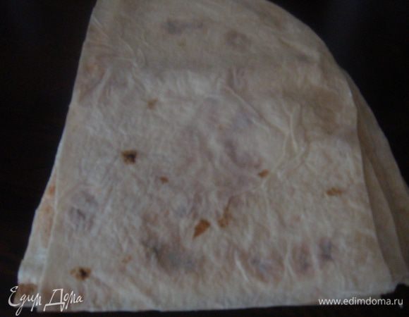 Лаваш нарезать на прямоугольники шириной с сосиску, длинной у меня получилось 26-28 см.