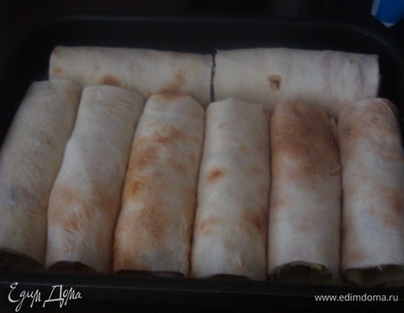 Рулетики выкладываем в форму, застеленную бумагой для выпечки.