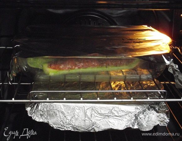 Нагреть духовку до 200°C. Закрыть фольгой верх формы и выпекать первые 10 минут при 200°C, затем снять фольгу и запекать еще 10 минут.