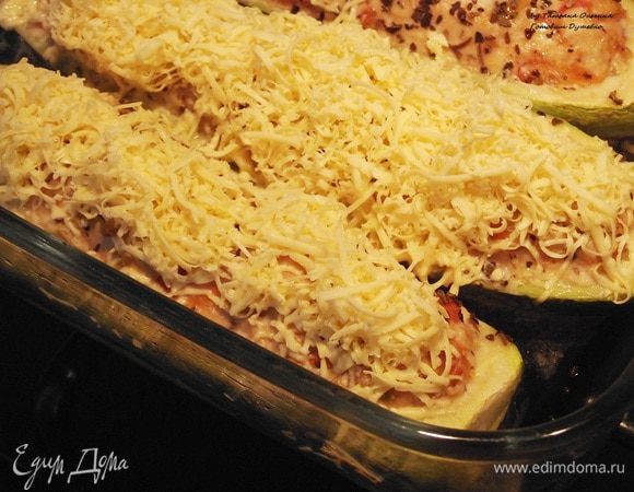 Затем посыпать твердым сыром и запекать еще 2-3 минуты при высокой температуре или под грилем. В электрическом духовом шкафу я запекала в режиме «Одновременное приготовление нескольких блюд» или «Гратен» при 200°C и 180°C, а затем в режиме «Гриль» 2 минуты.