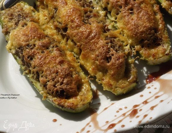 Подавать немедленно к столу :) Приятного аппетита, друзья! P.S. Для тех, кто придерживается правильного питания, следует исключить из рецепта твердый сыр, тем самым калорийность блюда уменьшится. Говяжий фарш заменить на фарш из куриного филе.