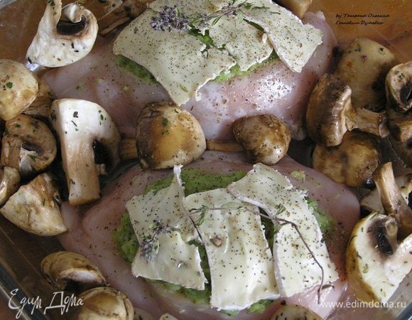 Грудки накрыть ломтиками сыра, добавить перец и тимьян. Грибы разложить по всей форме. Залить все белым вином. Отправить в разогретую до 200°C духовку.