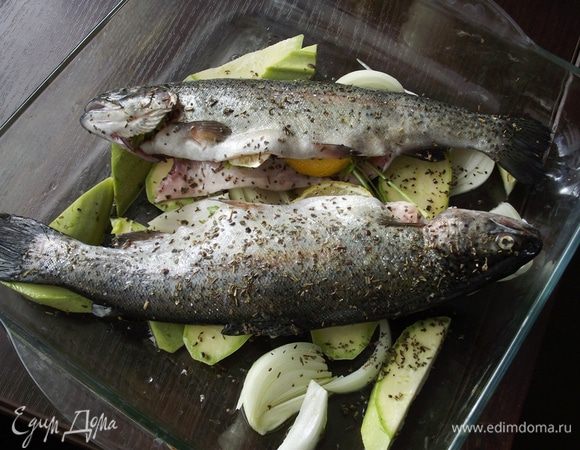 Если у вас электрический духовой шкаф: духовку включить на режим барбекю на 250°C, время приготовления — 25 минут. Если обычная духовка готовим 30 минут при 180°C. Противень смазать маслом, сделать подушку из овощей, добавить вино. На подушку отправить форель.