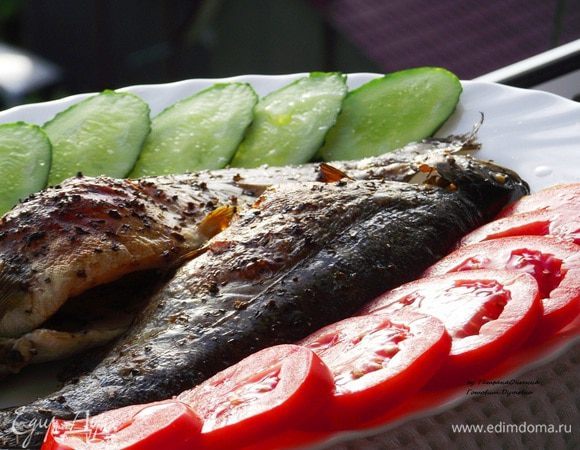 Главное, не переусердствовать со специями и маринадом, чтобы не «убить» наповал нежный вкус. Ее запекают в миндальной панировке, готовят с манговым соусом, маринуют в апельсинах, фаршируют оливками, запекают в лаваше… Конечно-же, все это очень вкусно!!! Но, мне кажется, идеальный вариант — это простота. Минимум специй — максимум вкуса:)