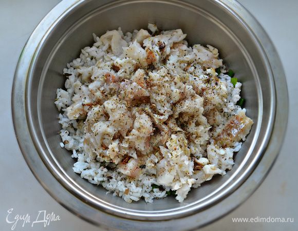 Рыбу нарежьте на мелкие кусочки, сбрызните соком лимона. Я использовала филе трески. Соедините рыбу с рисом, луком, подсолите, приправьте перцем и хорошо перемешайте.