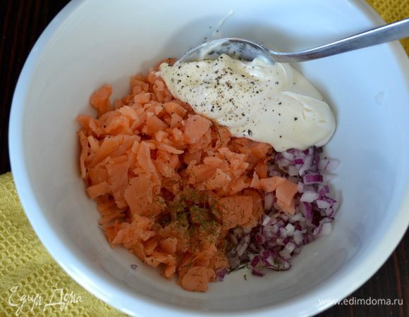 Сыр Филадельфия достать из холодильника минут за 20 до начала приготовления сэндвичей, чтобы он в последствии без проблем наносился на мягкий хлеб...
Приготовить начинку. Измельчить слабосоленую семгу, очень мелко нарезать (измельчить) красный лук, выложить все в миску и смешать с лимонным соком и майонезом. Поперчить по вкусу. Я добавила от себя еще столовую ложку сыра Филадельфия в начинку и немного зелени укропа. Перемешать и отставить в сторону.