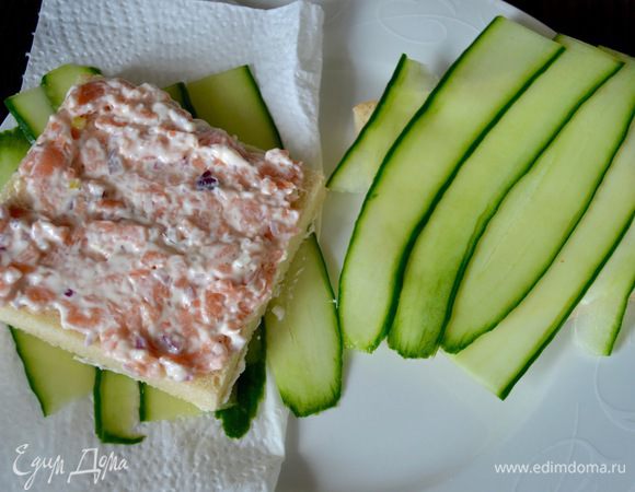 Чередуя через один, нанести на другую сторону хлеба ровным слоем начинку из семги... Накрыть вторым ломтиком так, чтобы сторона с огурцами была снаружи.