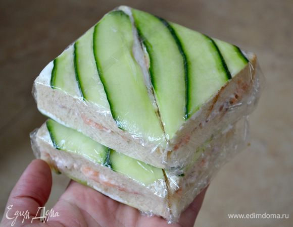 Завернуть в пищевую пленку и убрать в холодильник. Перед подачей разрезать каждый сэндвич по диагонали и подавать!  