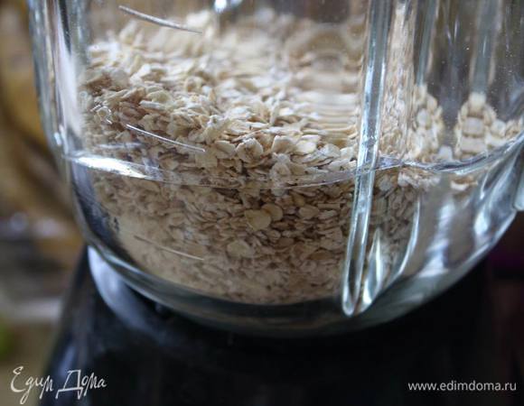 Овсяные хлопья измельчаем в блендере.