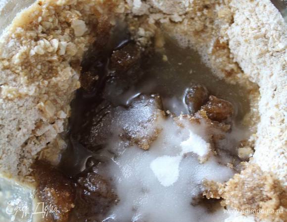 Добавялем масло, соду, сахар и порезаные на кусочки бананы и снова смешиваем.