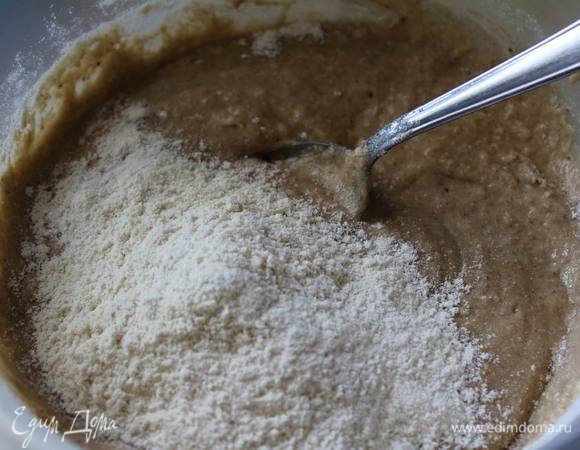 Выливаем тесто из блендера в емкость для смешивания и добавляем кукурузную муку.