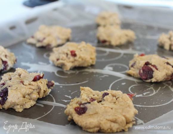 На противень, застеленный бумагой для выпечки, выкладываем печенье и отправляем в разогретую на 180°C духовку на 15-20 минут.