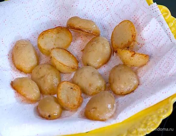 Обжаренный картофель выложить на бумажное полотенце, чтобы удалить излишки жира, и посолить.