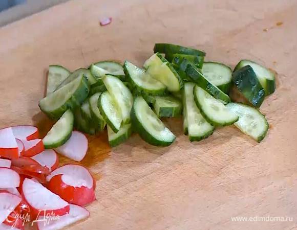 Редис и огурцы нарезать тонкими полукружьями.