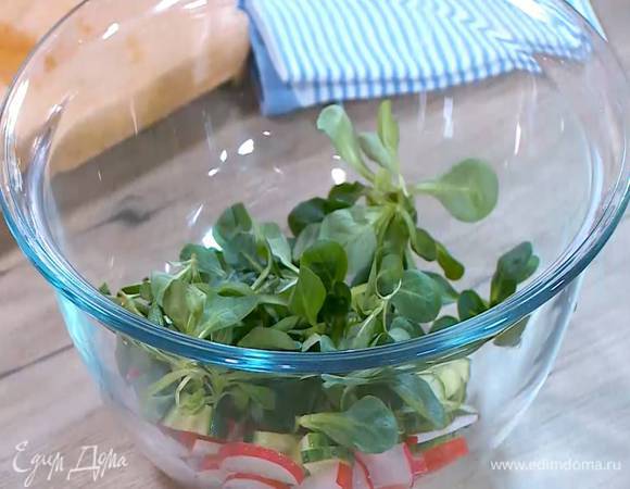 Соединить огурцы с редисом и листьями салата, сбрызнуть половиной лимонного сока и перемешать.