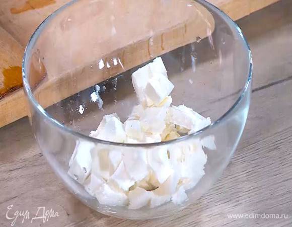 Фету нарезать маленькими кубиками.