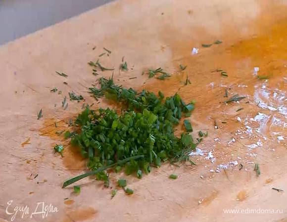 Укроп и шнитт-лук мелко порубить.