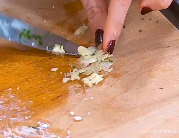 Чеснок почистить, раздавить плоской стороной ножа и, удалив горькую сердцевину, растереть со щепоткой соли.