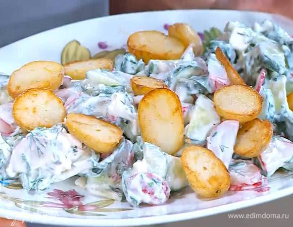 В огурцы с редисом добавить заправку, все перемешать и выложить на блюдо, сверху разложить обжаренный картофель.