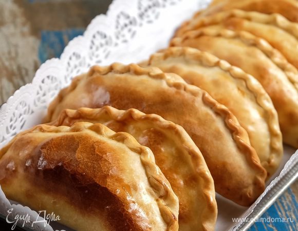 Ставим пирожки в духовку и сразу же снижаем температуру до 190°C. Выпекаем минут 30-40 до уверенной румяной корочки.