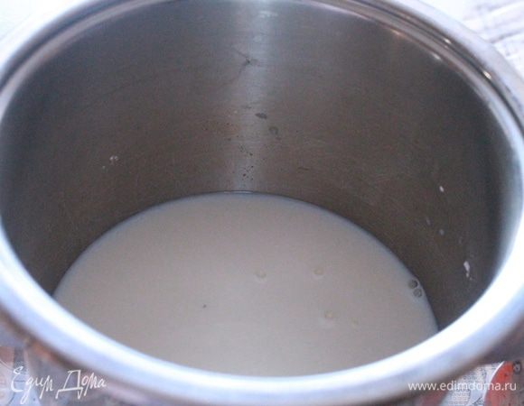 В сотейнике смешать молоко и крахмал. Поставить на средний огонь и варить до загустения, обязательно помешивая ложкой.