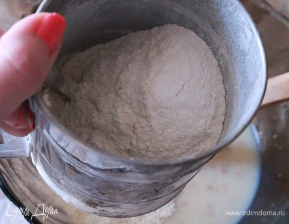 Затем добавляем сахар, соль, дрожжи. Перемешиваем. И всыпаем просеянную муку.