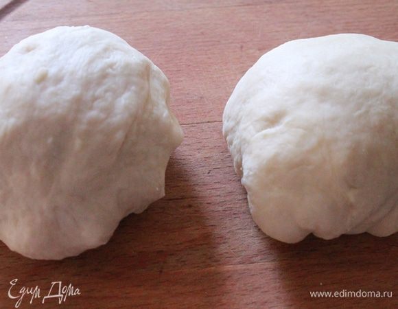 Делим тесто на две равные части.