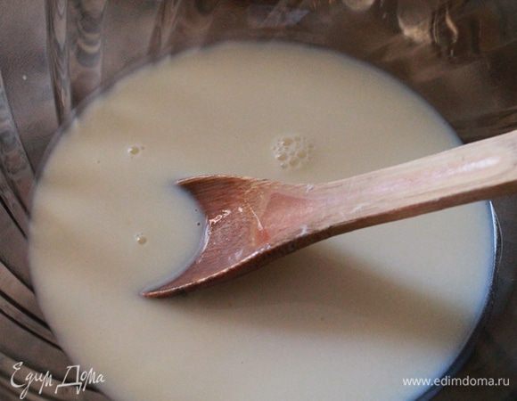 Переливаем смесь в чашку и даем остыть минут пять.