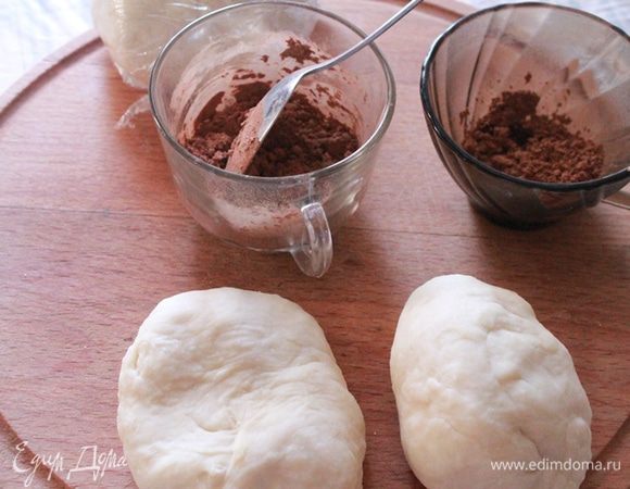 Одну часть завернуть в пакет, а другую часть делим снова пополам. В одну чашку отмеряем 15 г какао + 1 ст.л. молока, в другую чашку 5 г + 0,5 ст.л. молока.