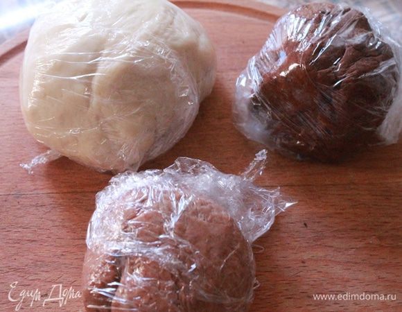 В каждую часть теста добавляем какао и тщательно вымешиваем. Также заворачиваем в пакет.
Убираем в холодильник все наши заготовки на ночь, на 8-9 часов.