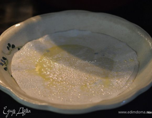 Разогреть духовку до 180°C.
Кекс получается невысокий поэтому я взяла форму для пирога. Смазать сливочным маслом. Выложить на дно бумагу по размеру дна формы. Снова смазать маслом.