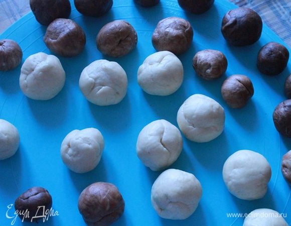 Тесто в холодильнике почти не поднимается.
Делим каждый кусок теста на десять частей, так рисунок получается гораздо интереснее. Первый раз я делила на 7 частей и результат мне не понравился.