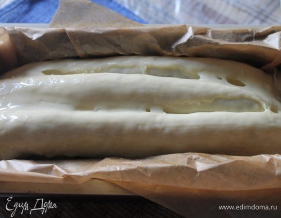 Отделяем желток и смешиваем его со сливками. Смазываем наш подошедший кекс и ставим в духовку на 40-45 минут. Выпекаем до сухой лучинки.