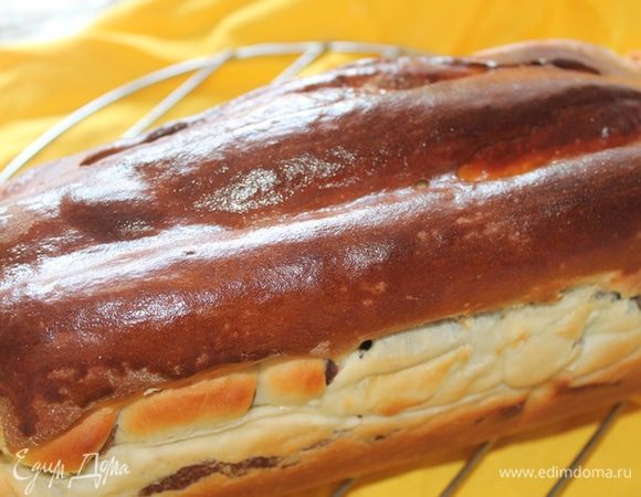 Достаем кекс и даем ему немного остыть в форме, а затем и на решетке.