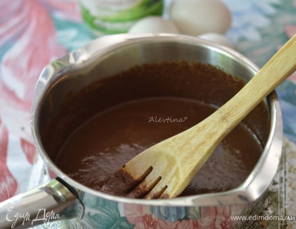 Шоколадные капли растопить с кокосовым маслом на водяной бане до однородной массы.
Снять с огня, добавить сахар и по одному яйцу за раз после каждого тщательно перемешивать.