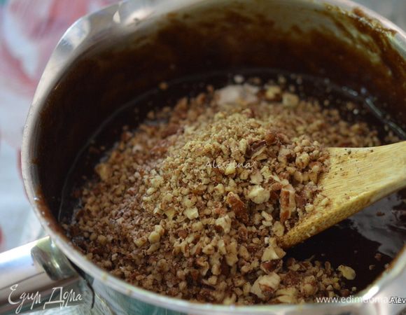 Затем молотые орехи любые как пекан или грецкий, фундук 1/2 стакана. Перемешать. Вылить все в форму. Поставить в духовку на 35-40 мин.