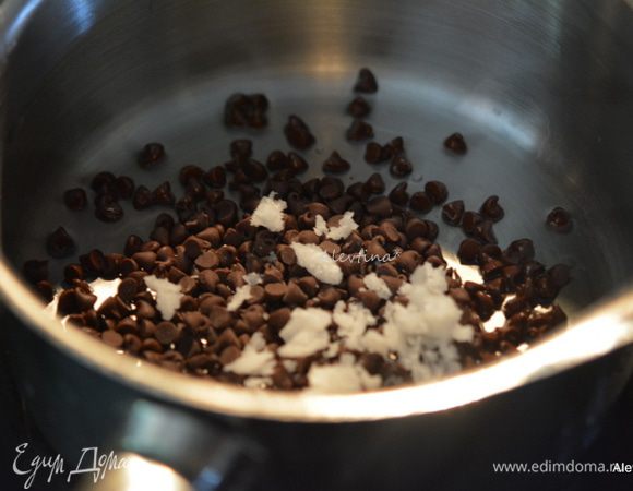 Растопить вновь шоколадные капли с кокосовым маслом. Орехи порубить крупно.